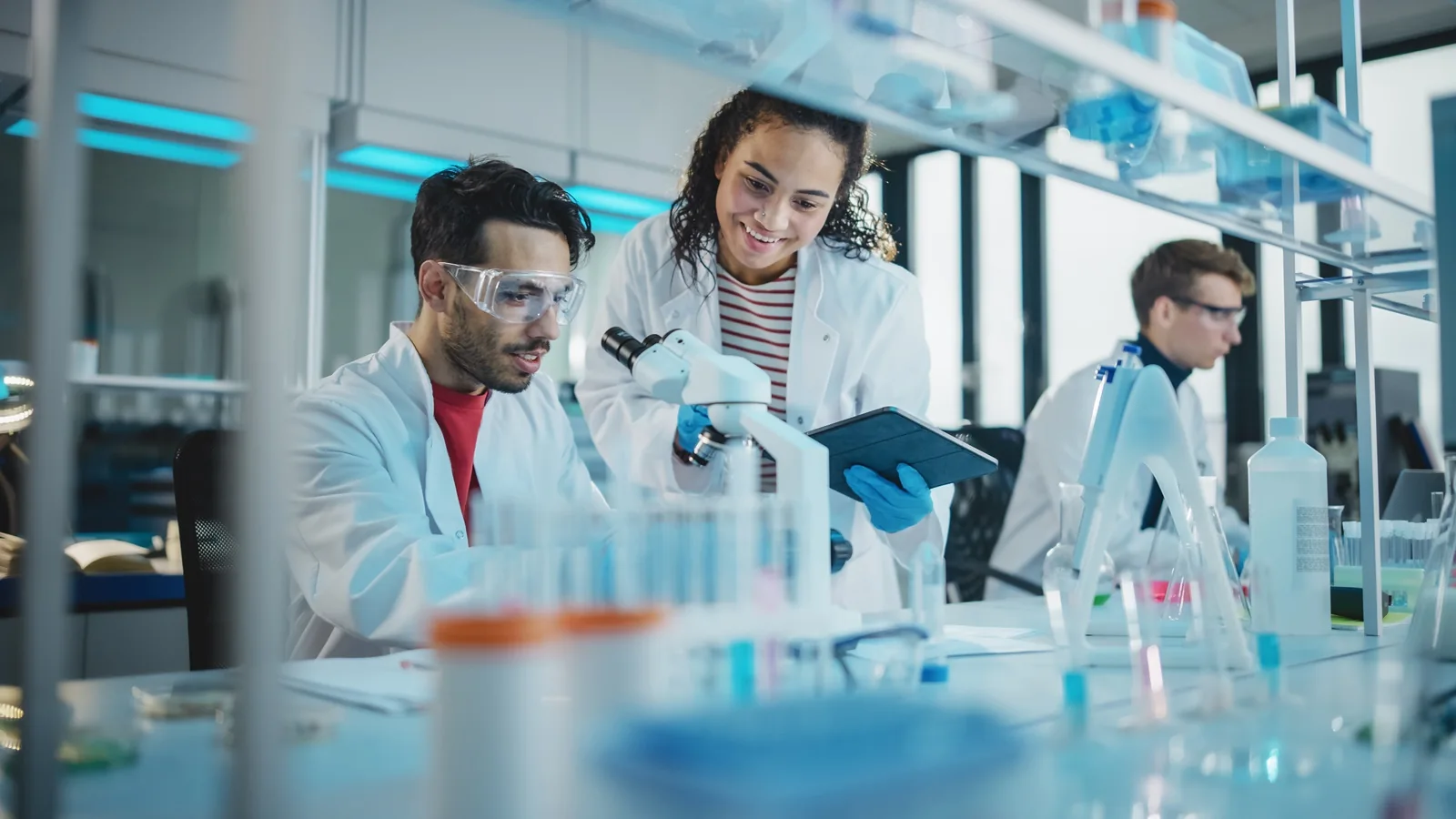 Zajednički rad u laboratoriju — fotografija iz programa Zdravstveno-laboratorijski tehničar
